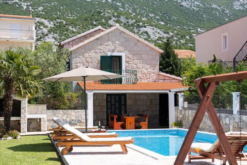 Πισίνα στο ή κοντά στο Villa Bella Pietra with private pool, sauna