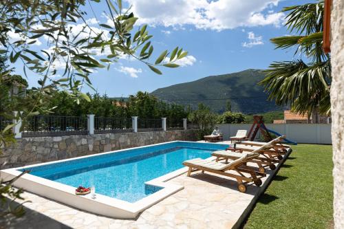 Πισίνα στο ή κοντά στο Villa Bella Pietra with private pool, sauna