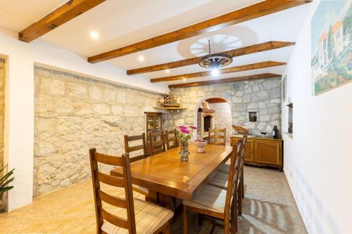 Η κουζίνα ή μικρή κουζίνα στο Villa Bella Pietra with private pool, sauna