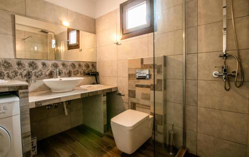 プリノスにあるAeriのバスルーム(トイレ、洗面台、シャワー付)