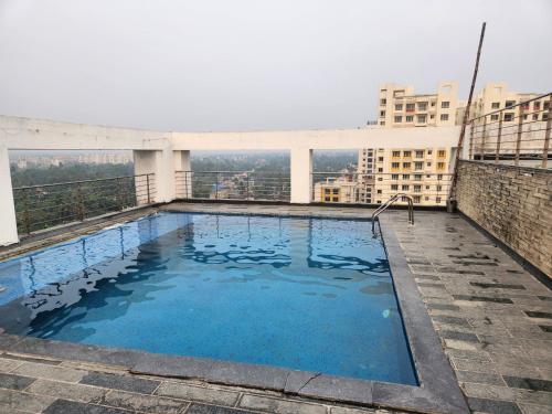 Πισίνα στο ή κοντά στο Xanadu Studio Apartment# 902, KOLKATA
