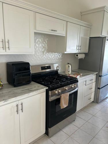 Η κουζίνα ή μικρή κουζίνα στο Oceanview Half Moon Bay Residence - Sleeps up to 8