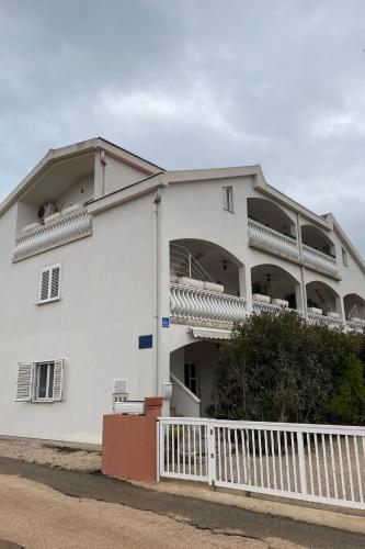 Apartments with parking spaces Vir - 24614