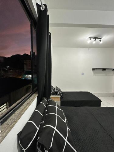 Un pat sau paturi într-o cameră la Apartamento próx Barra, Recreio, Riocentro