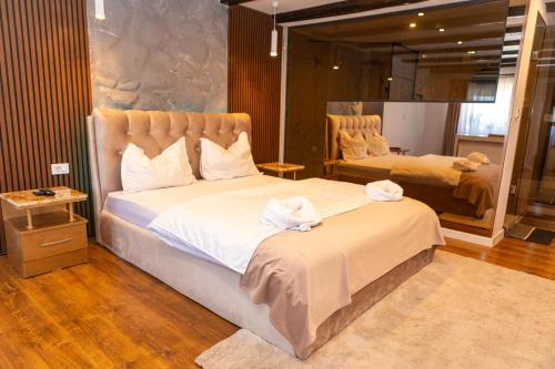 een slaapkamer met een groot bed met handdoeken erop bij Flux 2 in Oradea