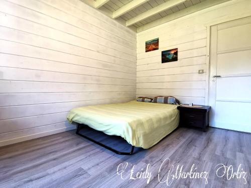 une chambre avec un lit et un parquet dans l'établissement 2164 Zemmar, à Aire-sur-lʼAdour