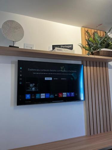 Una televisión o centro de entretenimiento en Lindo Studio Boa Viagem Vista para o Mar