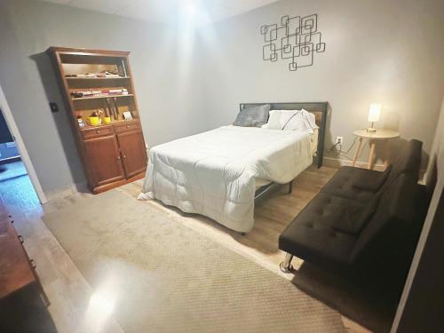 Ένα ή περισσότερα κρεβάτια σε δωμάτιο στο Entire 4BR Lakeview Home with Parking Fast Wi-Fi Conyers