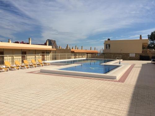 una piscina al lado de un edificio en Cala la Manzanera, en Calpe