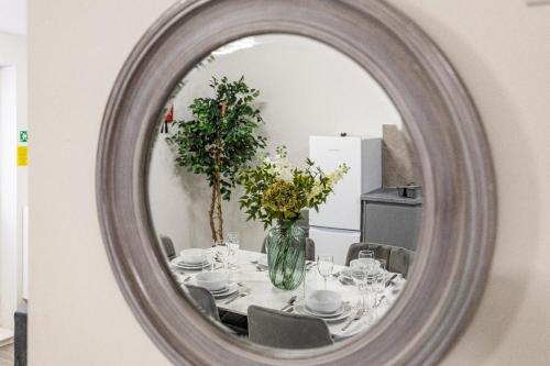 Gambar di galeri bagi Peaceful London Stay 2BR Walkable Locale di London