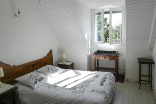 une chambre avec un lit, une fenêtre et un bureau dans l'établissement Classic Breton holiday home in Sarzeau, à Sarzeau