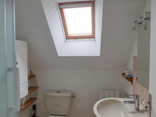 une salle de bain avec toilettes, lavabo et fenêtre dans l'établissement Classic Breton holiday home in Sarzeau, à Sarzeau