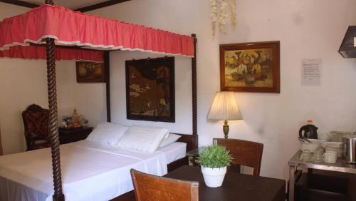 Postel nebo postele na pokoji v ubytování Spanish Casita Executive Suites Tagaytay