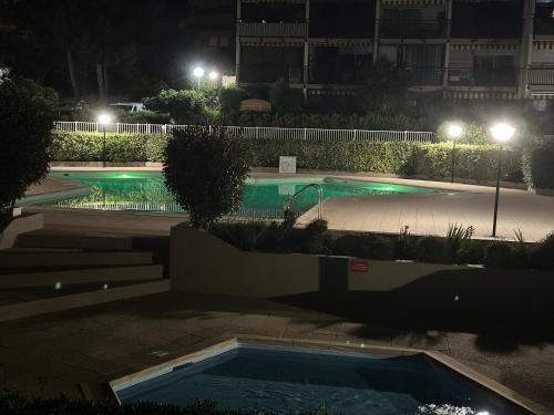 - une piscine vide la nuit éclairée dans l'établissement Appartement dans résidence privée avec piscine proche mer, à La Seyne-sur-Mer