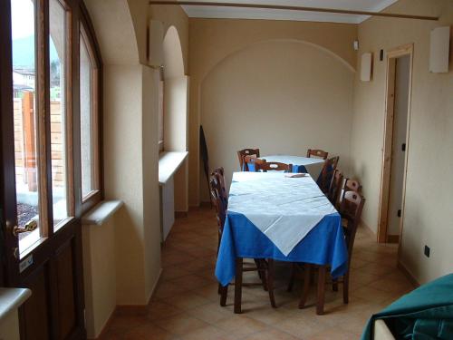 ein Esszimmer mit einem Tisch mit einer blauen Tischdecke in der Unterkunft Locanda Dl'Angel in Villar San Costanzo