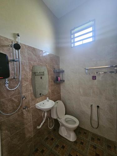 Bilik mandi di Homestay Ombak Mimpi