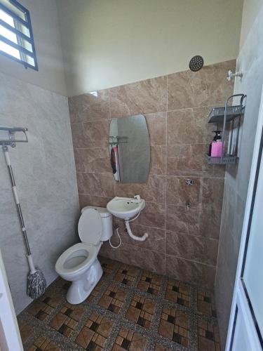 Bilik mandi di Homestay Ombak Mimpi