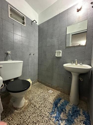 a bathroom with a toilet and a sink at Hospedaje La Terminal in La Porteña