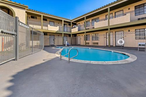 Piscina en o cerca de Rodeway Inn