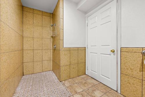Un baño de Rodeway Inn