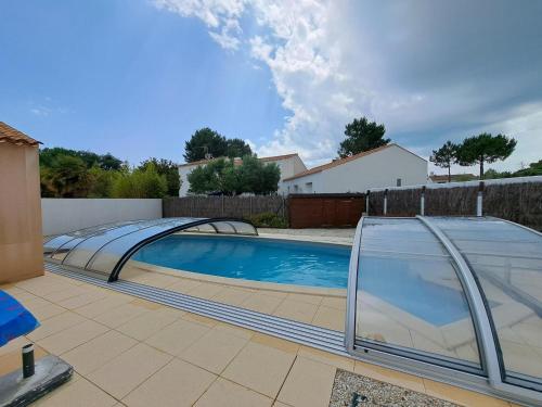 - une piscine avec un pont métallique dans l'établissement Maison charmante pour 6 pers. dans résidence calme avec piscine privée - FR-1-323-580, à Saint-Jean-de-Monts