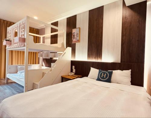 Postel nebo postele na pokoji v ubytování Her Home Spa Motel Douliu