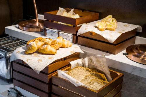 a bakery with various types of bread and pastries at Poltton Century Hotel - Changtai Taoli Chunfeng Branch in Zhangzhou