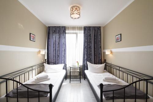 En eller flere senge i et værelse på Hotel Pankow