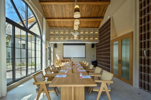 a large conference room with a long table and chairs at Dashuxia Hotel in Houhong