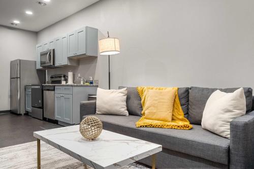 ピッツバーグにあるCozySuites Modern 1BR in Downtown Pitts #1のソファとテーブルのあるリビングルーム