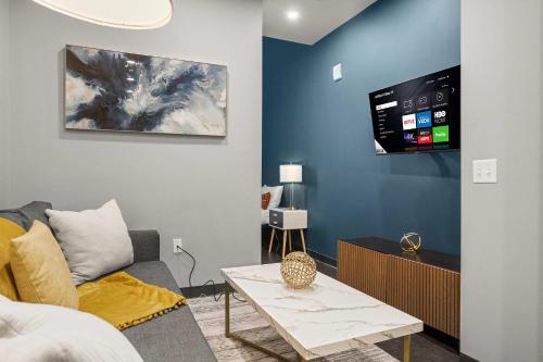 ピッツバーグにあるCozySuites Modern 1BR in Downtown Pitts #1のソファとテレビのあるリビングルーム