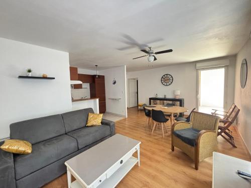 Photo de la galerie de l'établissement Appartement T2 avec Balcon et Garage Privatif, Centre-ville - Les Sables-d'Olonne - FR-1-197-601, à Les Sables-dʼOlonne