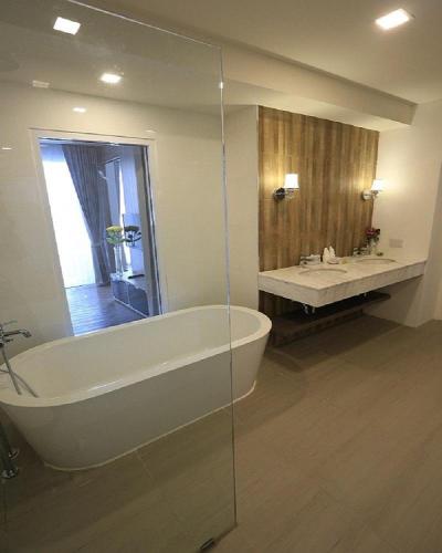 Bilik mandi di Bright Hotel