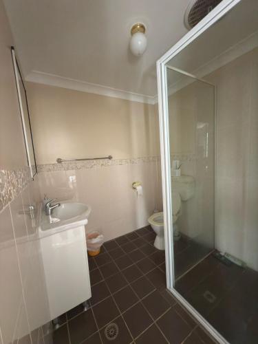 ein Badezimmer mit Dusche, Waschbecken und Toilette in der Unterkunft Apsley Arms hotel in Walcha