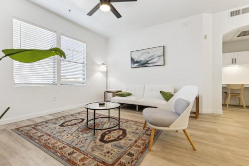 グレンデールにあるCozySuites Glendale by the stadium with pool 19のソファとテーブルと椅子のあるリビングルーム