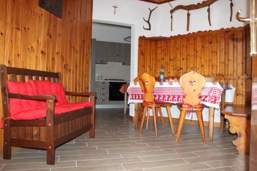 eine Küche mit einem Tisch und Stühlen im Zimmer in der Unterkunft Al Bait de Giò in Bormio