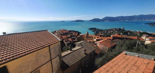 vista su una città con l'oceano sullo sfondo di Lovely House with private pool 3X2 with jacuzzi and breakfast with garden and BBQ next seaside and train station a Sarzana
