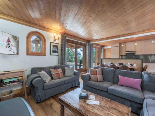 un salon avec des canapés et une table dans l'établissement Chalet Méribel 8 pers, ski-in/ski-out, 4 ch, WIFI - FR-1-565-117, à Les Allues