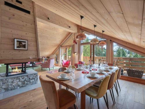 une salle à manger avec une table et une cheminée dans l'établissement Duplex 4 chambres au pied des pistes avec cheminée et WiFi à Méribel - FR-1-565-118, à Les Allues
