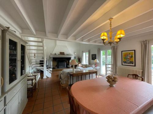 Photo de la galerie de l'établissement Villa familiale avec piscine privée et animaux admis entre Hossegor et Seignosse - FR-1-413-259, à Seignosse