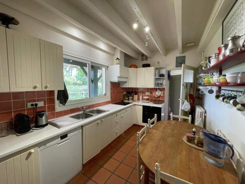 Photo de la galerie de l'établissement Villa familiale avec piscine privée et animaux admis entre Hossegor et Seignosse - FR-1-413-259, à Seignosse