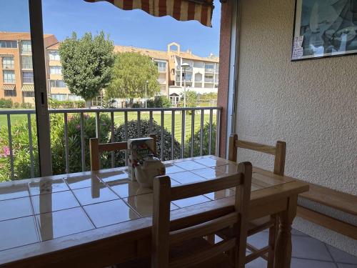 une table et des chaises sur un balcon avec vue dans l'établissement Appartement 2 pièces cabine, proche plage, animaux acceptés - FR-1-826-16, à La Londe-les-Maures