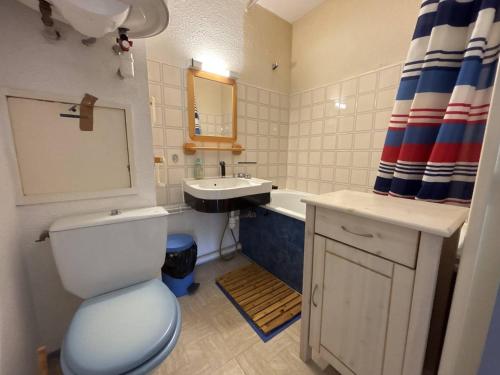 une salle de bain avec toilettes, lavabo et miroir dans l'établissement Appartement 2 pièces cabine, proche plage, animaux acceptés - FR-1-826-16, à La Londe-les-Maures