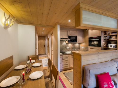une cuisine avec une table en bois et une salle à manger dans l'établissement Duplex raffiné 3 chambres à Méribel, proche pistes - FR-1-565-120, à Les Allues