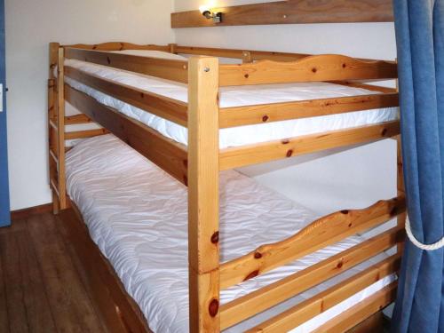 quelques lits superposés dans une chambre dans l'établissement Studio spacieux 6 pers, skis aux pieds, Wifi gratuit - FR-1-322-672, aux Orres