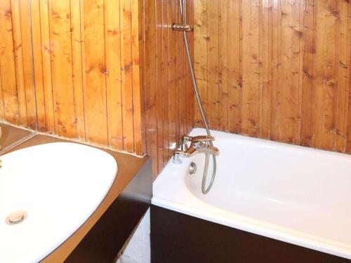 une salle de bain avec une baignoire et un lavabo dans l'établissement Studio spacieux 6 pers, skis aux pieds, Wifi gratuit - FR-1-322-672, aux Orres