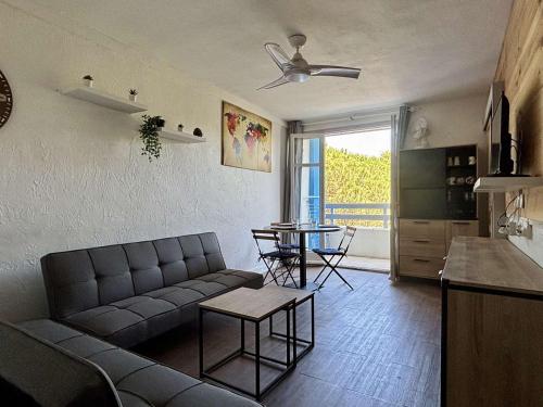 un salon avec un canapé et une table dans l'établissement Appartement T2 proche mer - Argeles-sur-Mer - FR-1-225-834, à Argelès-sur-Mer