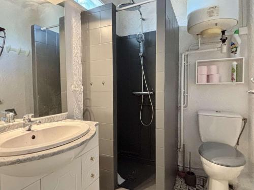 une salle de bain avec un lavabo, des toilettes et une douche dans l'établissement Appartement T2 proche mer - Argeles-sur-Mer - FR-1-225-834, à Argelès-sur-Mer