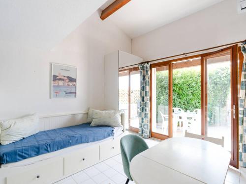 Cette chambre comprend un lit et une table. dans l'établissement Pavillon Studio Mezzanine Climatisé Proche Plage avec Parking - FR-1-409A-37, à Gruissan