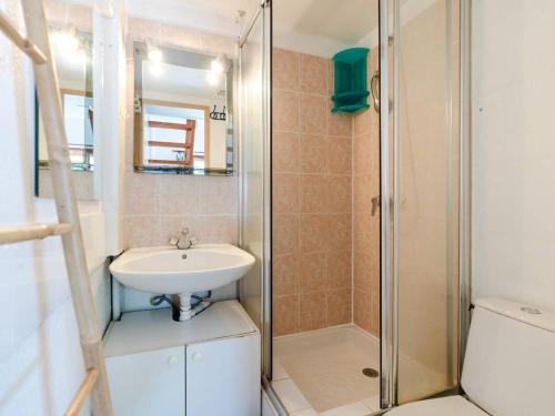 une salle de bain avec un lavabo et une douche dans l'établissement Pavillon Studio Mezzanine Climatisé Proche Plage avec Parking - FR-1-409A-37, à Gruissan